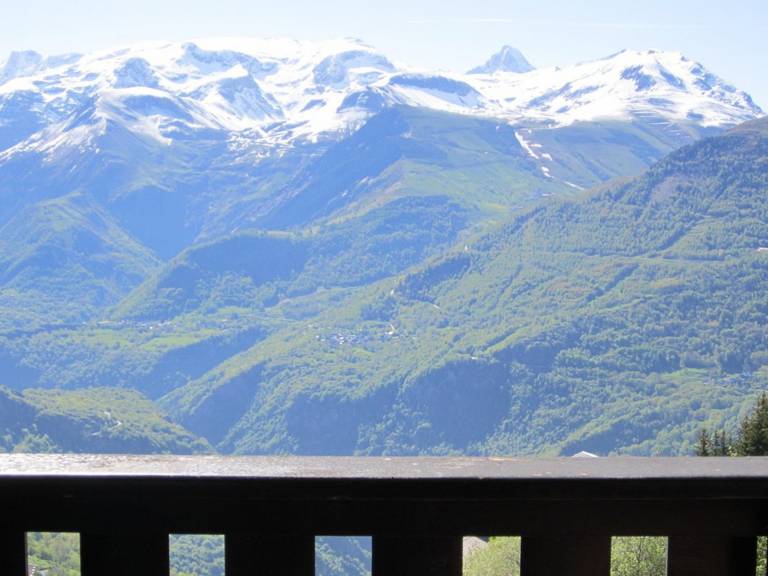 Studio cabin, sleeps 4, ski-in/ski-out, near shops, balcony, mountain views — photo 2