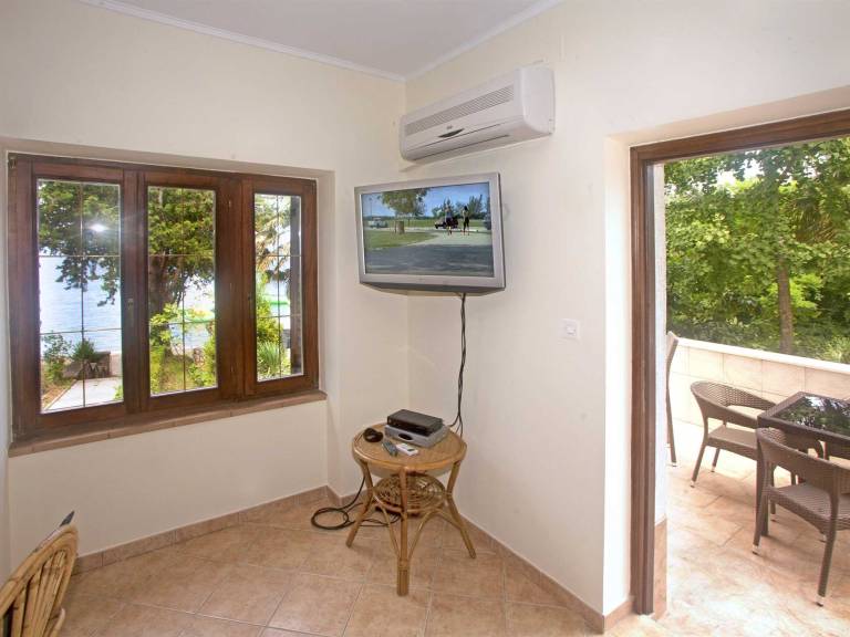 Apartment Azzurra seafront Njivice — photo 5