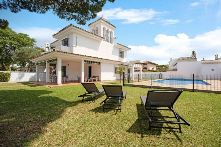 Villa Virgen del Camino by the Beach with Pool, Terrace, and Garden — photo 2