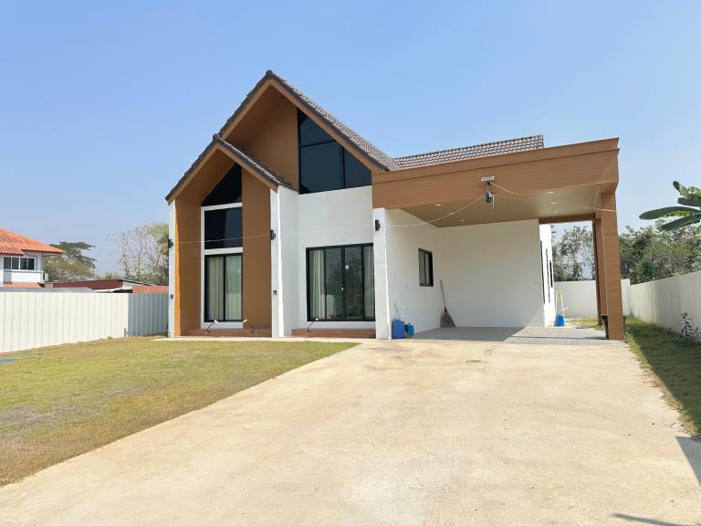Vacation home with patio & barbeque | Pets allowed in Lampang