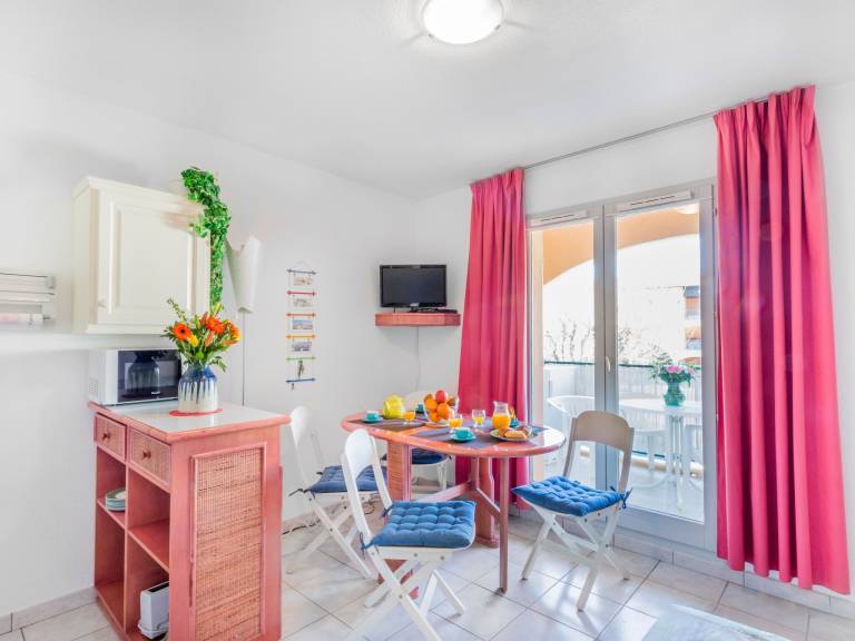 Rental apartment with yard & terrace — photo 4