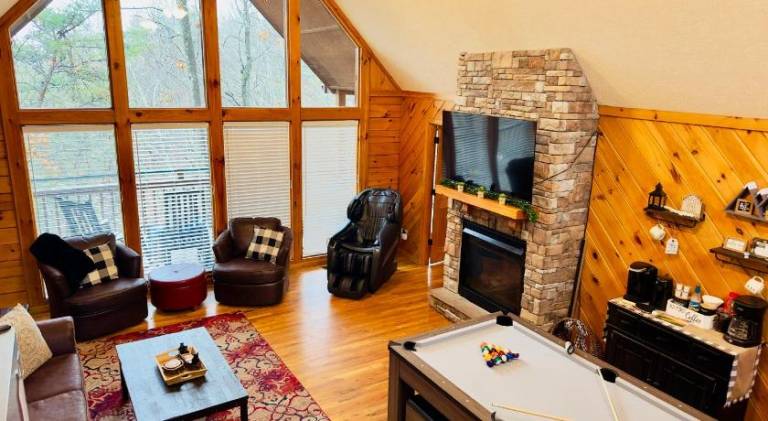 Beautiful house with jacuzzi & pool | Pet-friendly in Sevierville, TN