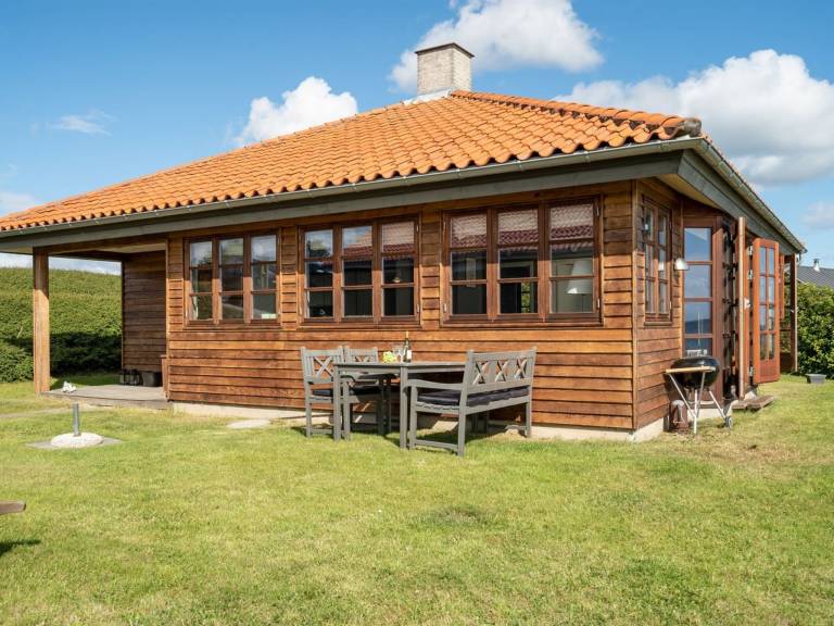 Vacation home with patio, BBQ & garden | Sea view — photo 3