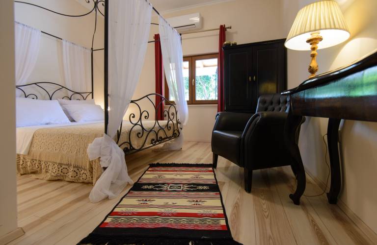 Fully equipped spacious villa with yard, BBQ & patio | Mountain view | Beach nearby | Dogs allowed — photo 4
