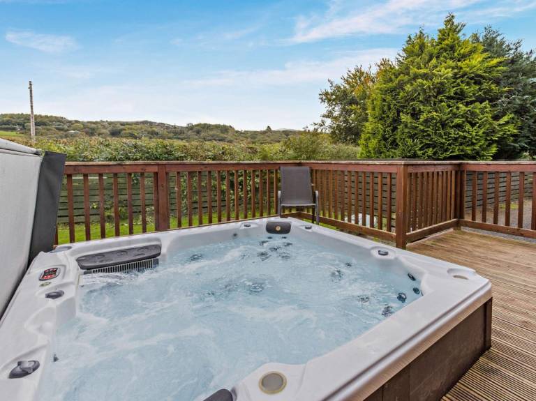Lodge with hot tub, patio & garden — photo 2