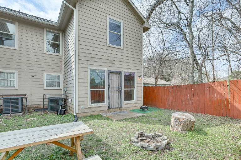 Ideal Location 4 Mi to Med Center! Houston Duplex — photo 3