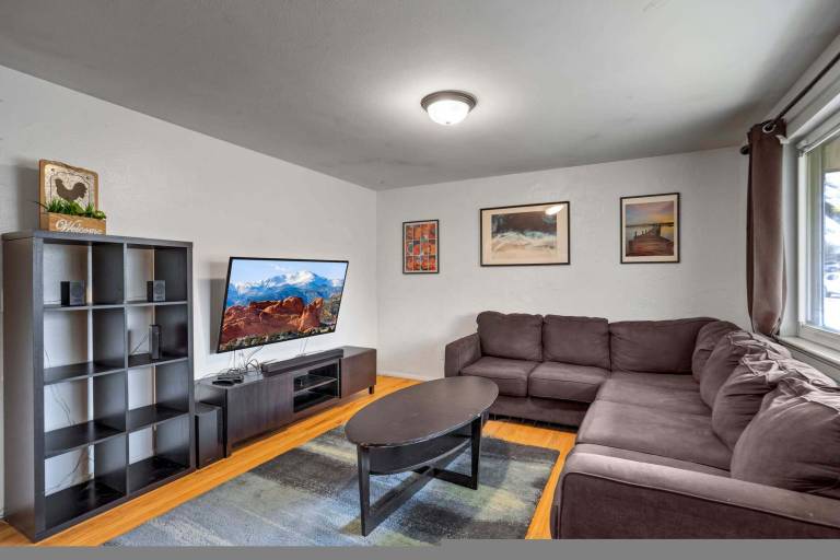 Spacious 3BR Home Sleeps 6 Near Denver Red Rocks — photo 2