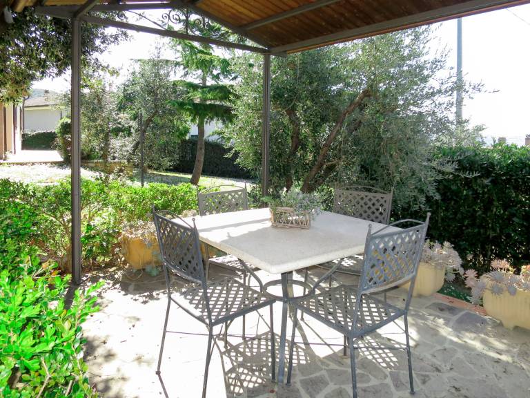 Holiday apartment with pool, garden & patio | Pets allowed — photo 4