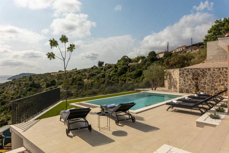 Your Seaview Haven for 8 with Saltwater Pool, close to beaches — photo 4