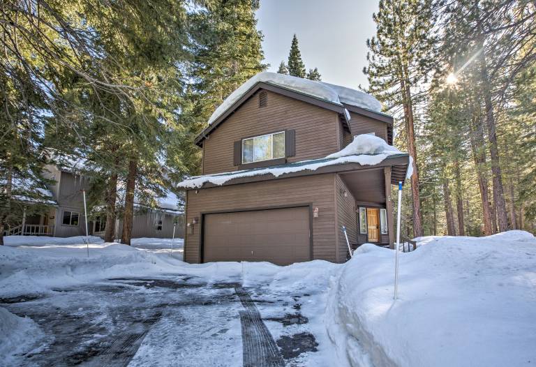 Cabin < 2 Mi to Tahoe Donner Downhill Ski Resort — photo 2