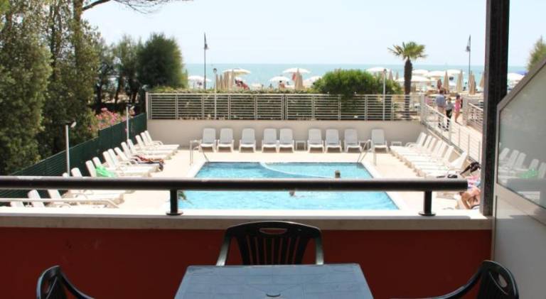 Wonderful serviced apartment with patio & pool | Beach nearby | Dogs allowed — photo 3