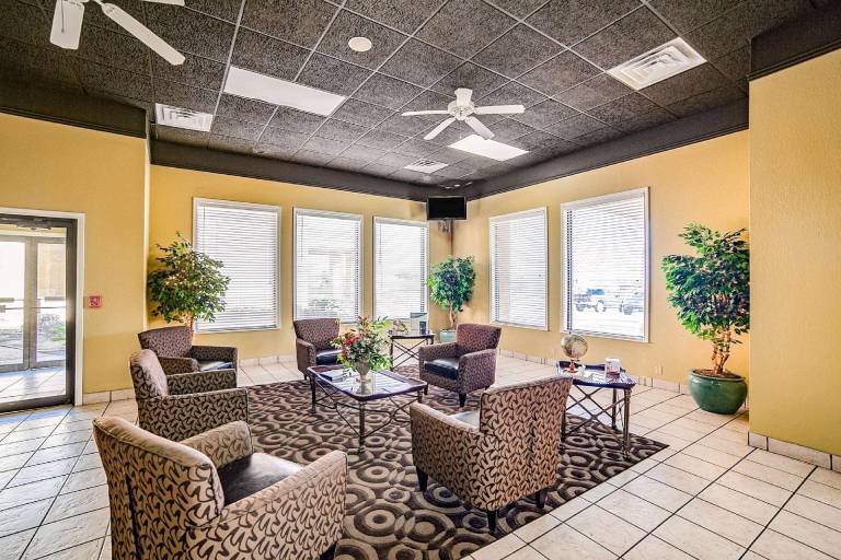 Clarion Pointe Marshall — photo 4