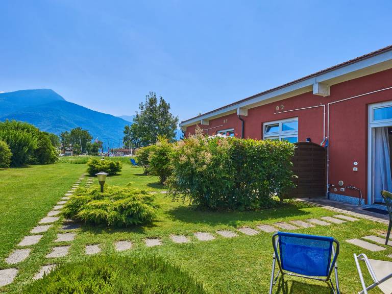 House with terrace & yard | Pets allowed — photo 2
