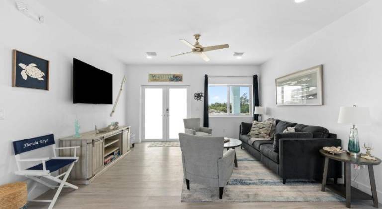Blue Pearl New Waterfront Haven with Heated Pool, 70 Foot Dock, and More! — photo 3