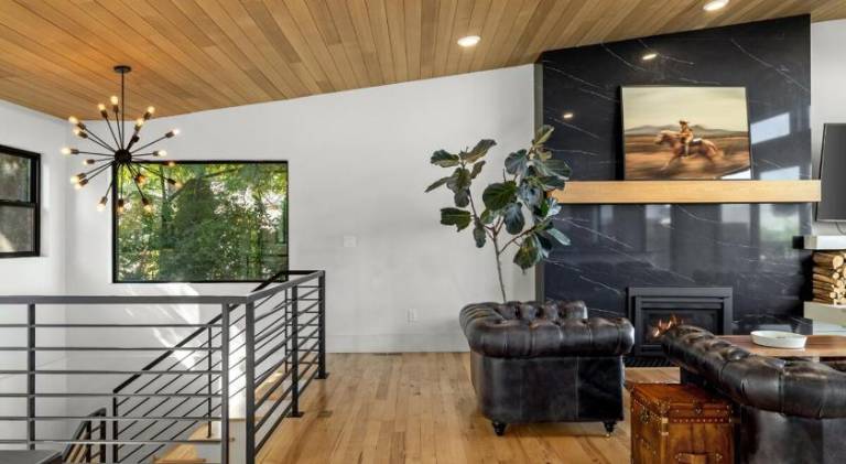 Stunning Views - High End 4BR Home with Hot Tub and Sauna — photo 4
