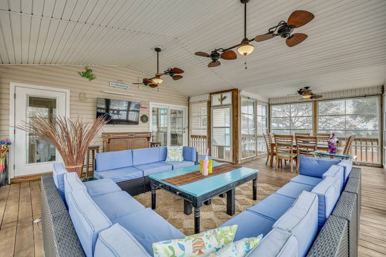 Walk to Beach & Parks Coastal Haven in Oak Island