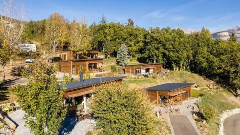 Chalet with yard, heated pool & patio — photo 3