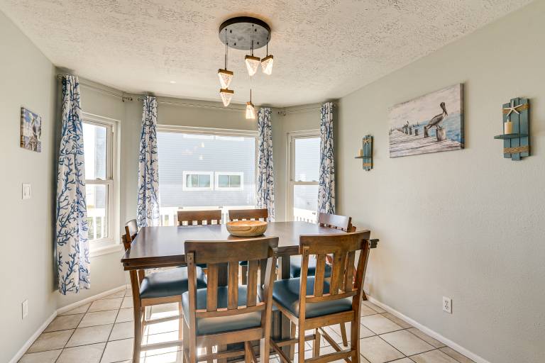Walk to Beach: Ocean-View Family Home in Galveston — photo 3