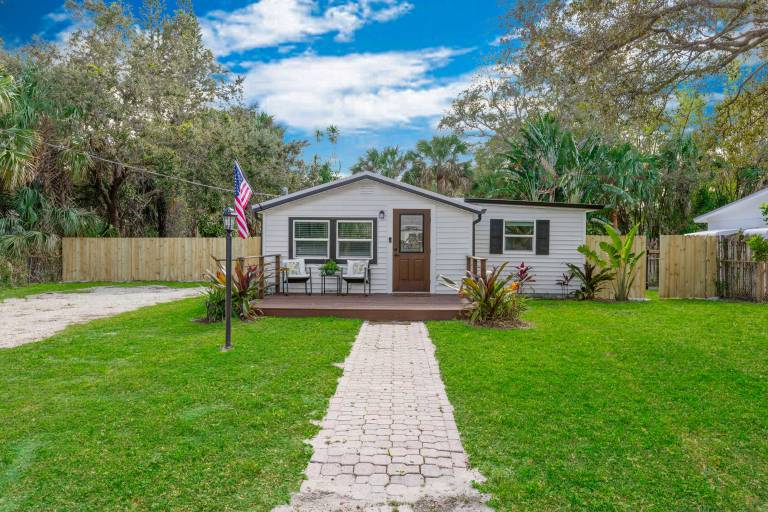4 Mi to Dtwn: Jensen Beach Cottage — photo 3