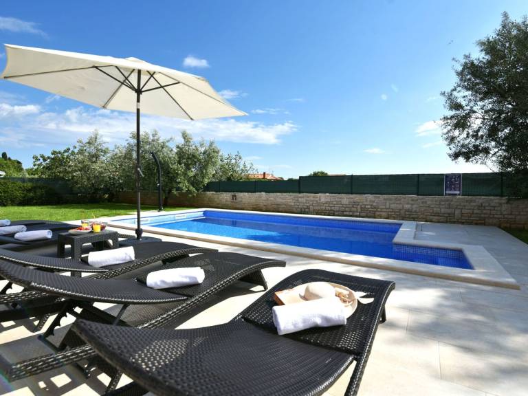 Family-oriented beautiful vacation home with terrace, barbecue & private pool | Pets allowed — photo 2