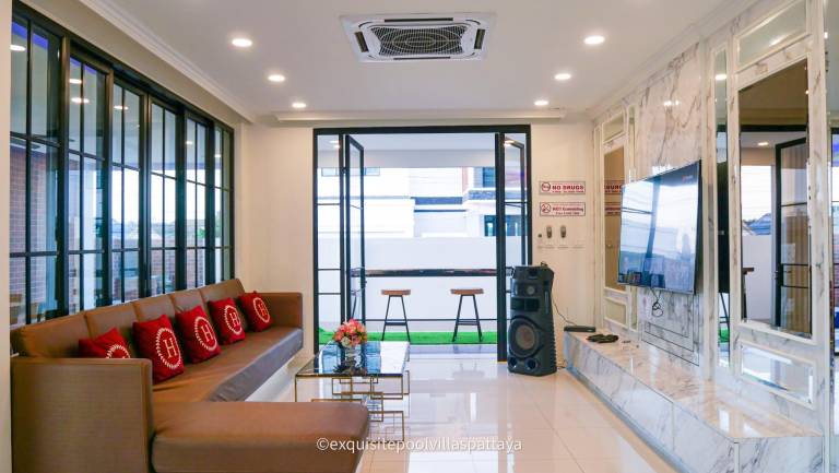 Villa with barbecue & pool — photo 4