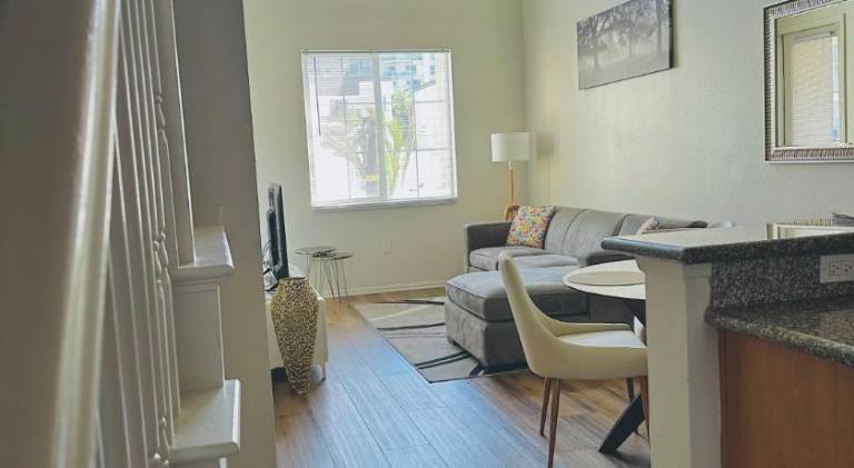 Loft Style, 2 Beds, Flexible self check in, Pool in Santa Monica, CA
