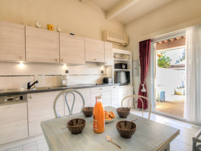 Pleasant vacation home with terrace & pool | Close to the beach | Pets allowed — photo 4