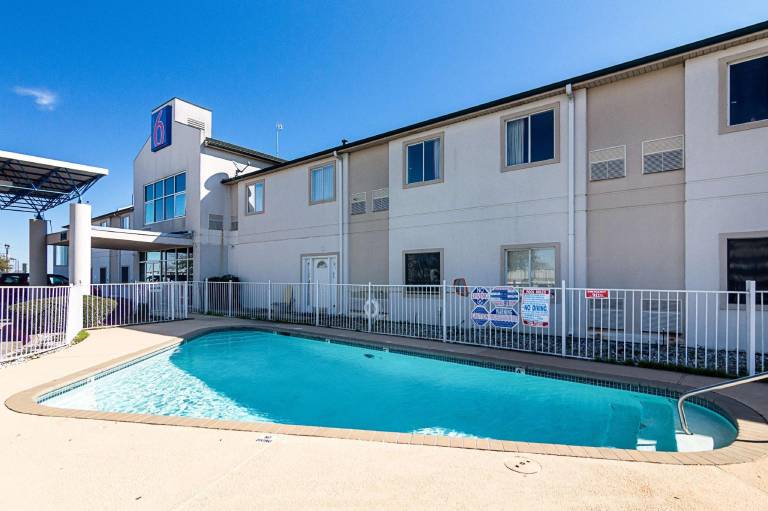 Motel 6 Terrell, TX in Terrell, TX