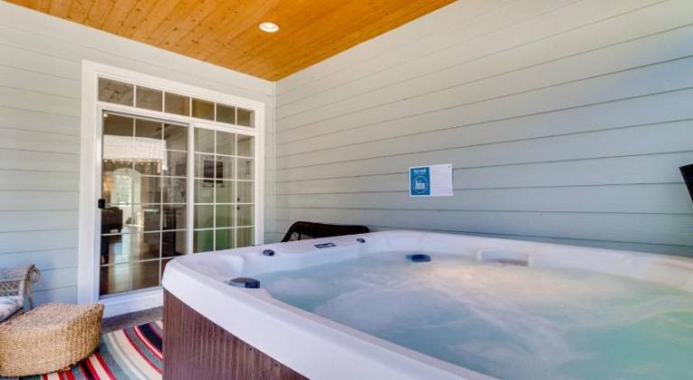 House with hot tub — photo 5