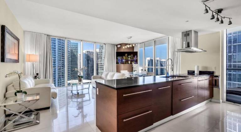 Big rental apartment with hot tub & pool | Close to Bayfront Park | Pet-friendly — photo 3