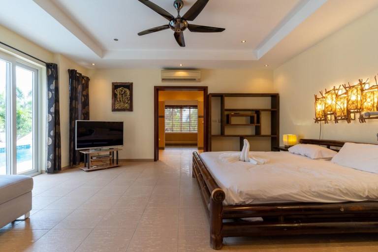 Mew luxury pool villa king bed — photo 2