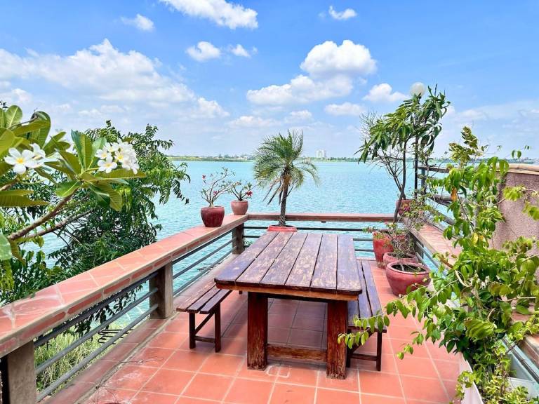 Vacation home with yard in Phnom Penh