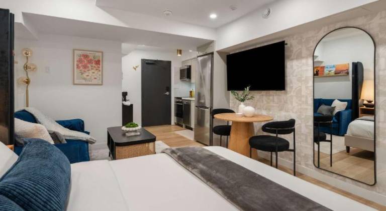 Casa Hotels McCaul Brand New Basement Suite Studio