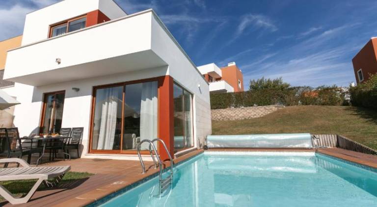 Villa with BBQ, private pool & yard in Leiria