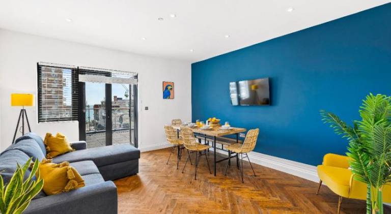 Spectacular 3-Bed Apt with sea view, terrace & balcony at Central Brighton — photo 4