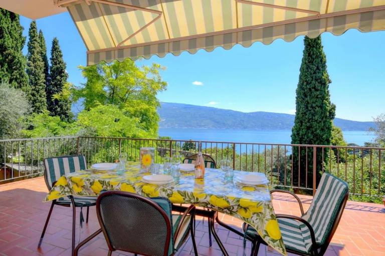 Villa with barbeque, yard & terrace | Lake view — photo 2
