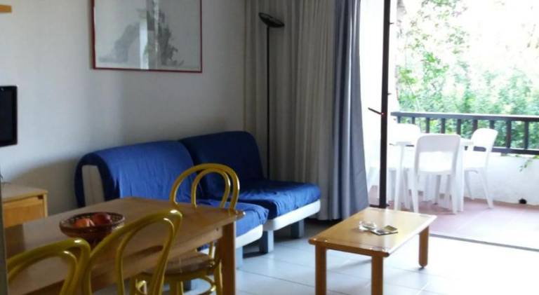 Serviced apartment with private pool, yard & patio — photo 5