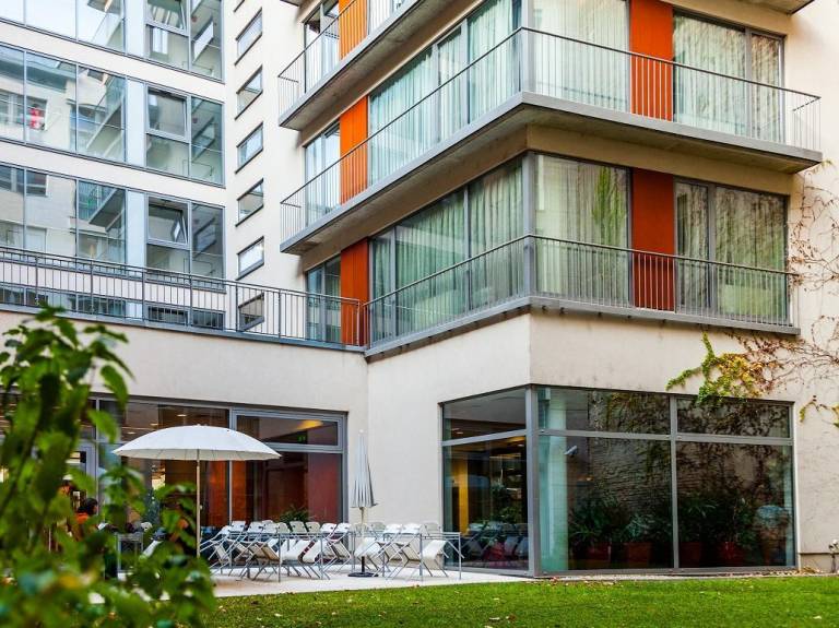Serviced apartment with jacuzzi, pool & sauna | Close to St. Stephen's Basilica — photo 3
