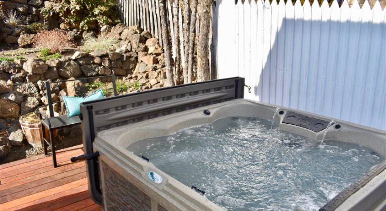 House with hot tub — photo 4