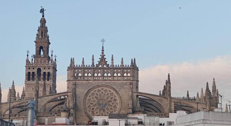 Family-friendly beautiful rental apartment | Next to Seville Cathedral | Suitable for remote work | Pets allowed in Seville