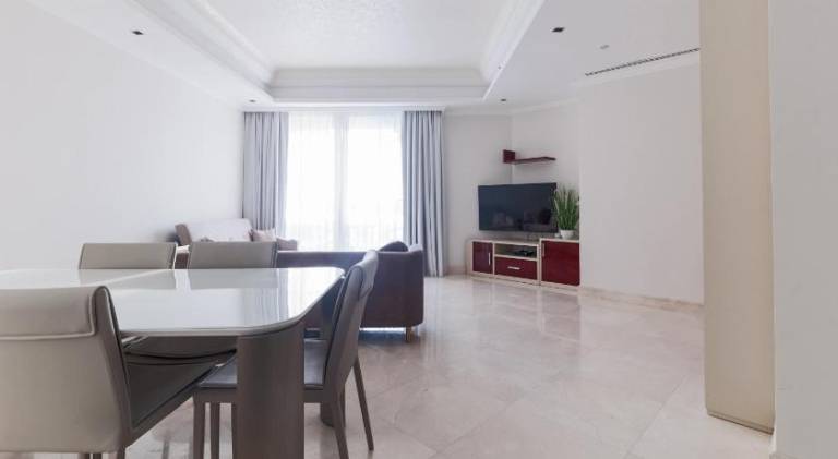 Spacious 2-bedroom beachfront apartment with pool — photo 3