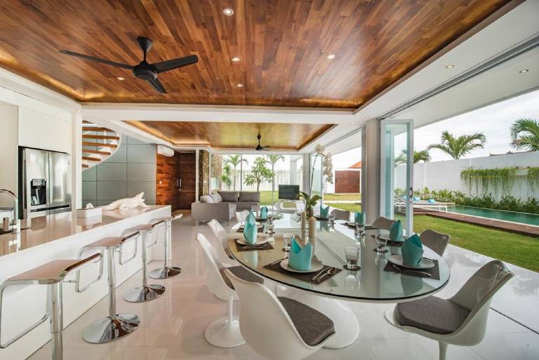 Villa with hot tub, grill & yard — photo 3