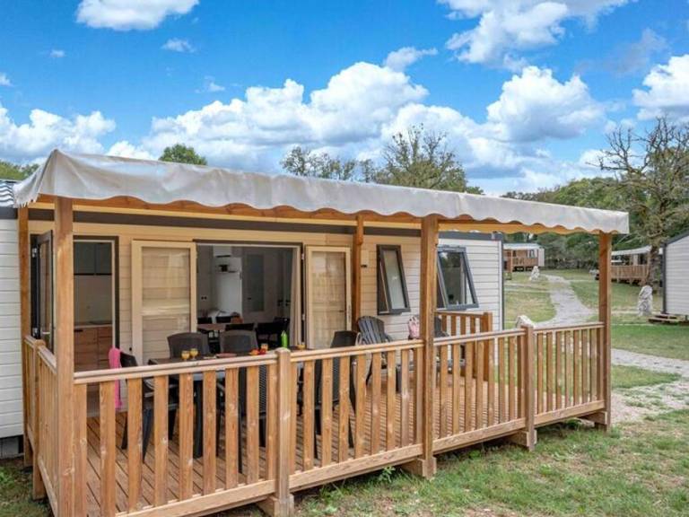 Child-friendly mobile home with patio, BBQ & heated pool | Pets are welcome — photo 4