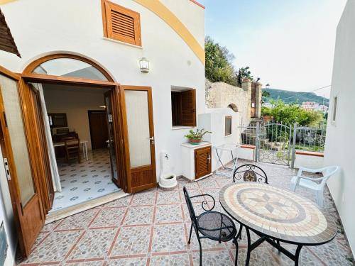 Apartment with patio in Ponza