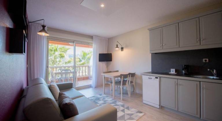 Nice serviced apartment with yard, patio & pool | Dogs allowed — photo 3