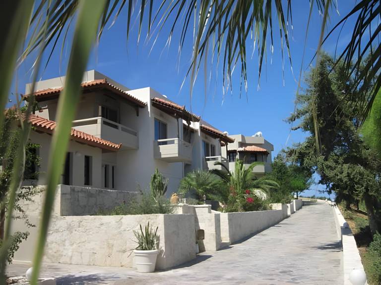 Serviced apartment with terrace, garden & pool | Dogs allowed in Malevizi