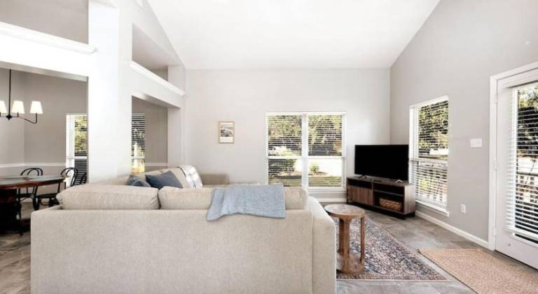 Big vacation home with pool | Pet-friendly — photo 2