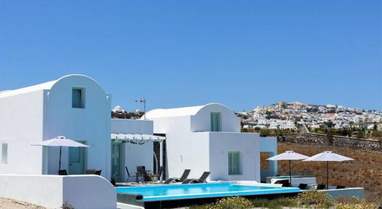 Serviced apartment with yard, terrace & pool | Pets allowed in Santorini