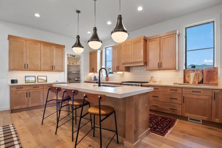 Child-friendly vacation home with grill, heated pool & jacuzzi | Mountain view | Suitable for remote work | Pet-friendly — photo 4