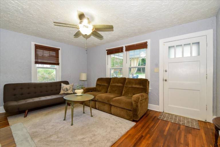 Family-friendly house with yard | Pets allowed — photo 3